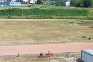 Terenul de atletism din Baia Mare s-a transformat in loc de plaja. Reactia unei baimarence revoltate (FOTO)
