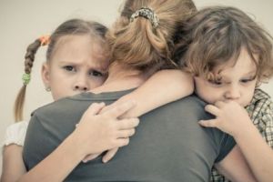 Problemele copilului crescut doar de un părinte. Cu românul la psiholog