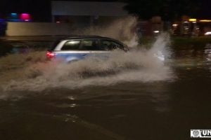 FOTO/VIDEO: POTOP la Alba Iulia! Pentru a ajunge la gară ai nevoie de barcă – Apă până peste borduri pe străzile din intersecţie