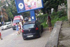 FOTO Accident! O maşină a intrat pe trotuar şi s-a oprit în stâlpul de susţinere a unui panou publicitar