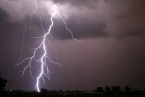 Victimă a furtunii! Bărbat de 35 de ani lovit de fulger