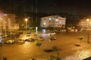 VIDEO & FOTO Inundaţii puternice la Botoşani. Pe străzi, apa a ajuns la zeci de centimetri. Circulaţia, îngreunată