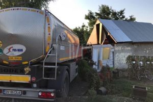 O cisternă cu lapte a intrat la propriu într-o casă