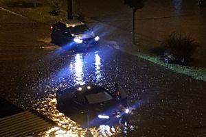 Trei case, subsolul unui bloc şi trei maşini inundate. Pompierii au intervenit