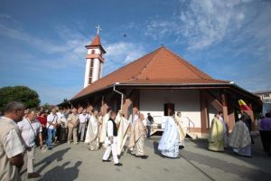 FOTO S-a sfinţit Biserica din Vasile Aron . Carabulea, Trihenea şi Presecan, ctitori