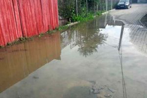 FOTO, VIDEO ȘTIREA TA: Inundaţii în Partoş după ploaia torenţială de duminică seara – “Luni, apa încă izvorăşte din canalizare”