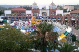 „Germania e ţară de prieteni, iar românii sunt ca noi” – discuţie cu Cengiz Yilmaz, managerul unui complex turistic de pe Riviera turcească