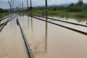 CFR-ul în alertă! Cale ferată inundată. Echipele de intervenţie sunt la faţa locului