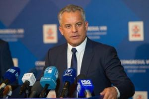 Plahotniuc renunţă la conducerea Partidului Democrat, dar nu pleacă de tot acasă 