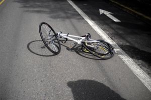 Anchetă în cazul morţii unui biciclist care s-a prăbuşit în drum