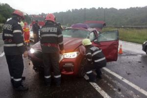 Accident pe DN1, la Nistoresti. O masina s-a rasturnat din cauza apei de pe carosabil