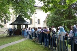 Mii de credincioşi s-au închinat la moaştele Sf. ...