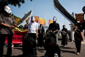 Noua lege care îţi interzice să te holbezi la străini sau asculţi muzică „nepotrivită” intră în vigoare. Vezi cât este amenda