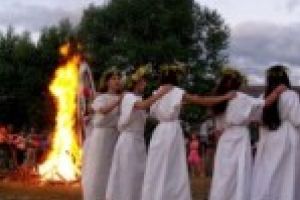 Sanzienele / Noaptea in care fetele nemaritate strangeau flori pentru a le pune sub perna in noaptea dinainte, pentru a-si visa ursitul