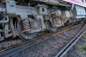 Trenul care circula pe ruta Suceava – Cacica a deraiat din cauza aluviunilor depuse pe calea ...