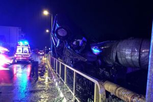 FOTO Accident grav la Vâlcea – Trei adolescenţi au furat o maşină – Unul a murit