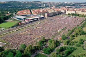 Imagini fabuloase din Praga: Circa 250.000 de cehi au ieşit în stradă pentru a cere demisia premierului Andrej Babis (FOTO)