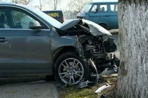 Un şofer rupt de beat a lovit o maşină pe strada Rahova, apoi s-a izbit de un copac