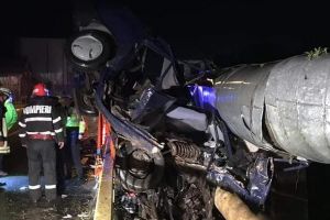 FOTO/ Accident rutier MORTAL: Un adolescent şi-a pierdut viaţa şi alţi doi sunt în comă după ce au furat o maşină şi au ”zburat” cu ea peste un parapet