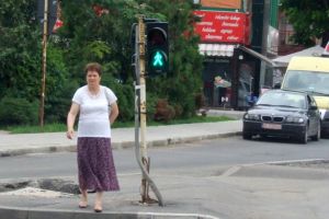 Oraşul improvizaţiilor. De 5 luni, semaforul de la „Potcoava” e legat cu sârme de o ţeavă