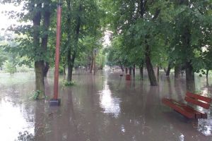 Meteorologii au emis şi pentru astăzi cod galben de de ploi şi vijelii. Atenţie la mesajele de avertizare transmise prin sistemul Ro-Alert