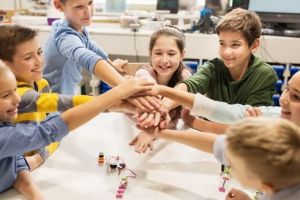 Elevii şi profesorii pasionaţi de programare invitaţi să participe la un proiect naţional