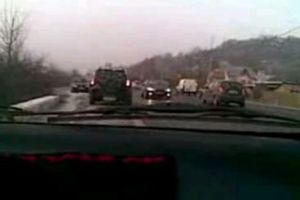 Autostrada A3: o şoferiţă a fost filmată în timp ce conducea, ”fără niciun stres”, pe contrasens 