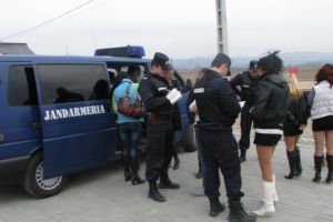 Jandarmii din Alba Iulia au ”făcut PRĂPĂD” pe şoseaua de centură – AMENZI usturătoare şi ÎNDRUMĂRI pentru practicante ale celei mai vechi meserii din lume, spre a-şi găsi o ocupaţie legală
