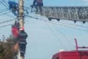 Tragedie la Baraganu! Un barbat s-a electrocutat pe un stalp de inalta tensiune