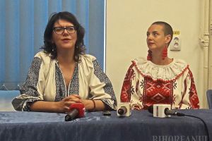 O bloggeriţă de modă din Marea Britanie a venit în Bihor să vadă iile româneşti şi celebrul cojoc din Beiuş, copiat de Dior (FOTO)