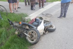 Minor rănit în urma unui accident, în judeţ. A intrat cu scuterul într-o autoutilitară