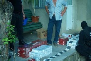 Sătmăreni prinşi de poliţişti în timp ce vindeau de la domiciliu ţigări de contrabandă
