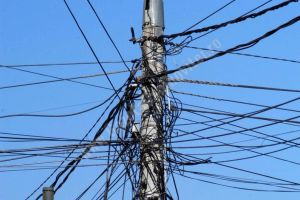 TÂRGOVIȘTE: Furnizorii, obligaţi să rezolve problema cablurilor agaţate prin oraş până în octombrie