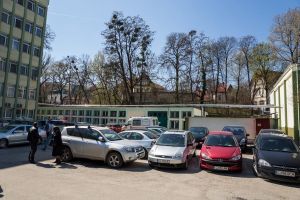 Lipsă acută de locuri de parcare la Institutul Oncologic. Pacienţii, hăituiţi de Poliţia locală