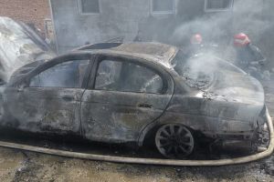 FOTO Un autoturism s-a făcut scrum la Ludoş. Nu a mai rămas nimic