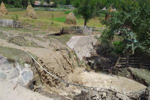 FOTO/ VIDEO: Satele Poiana Ampoiului şi Lunca Ampoiţei LOVITE PUTERNIC de viituri – Drum SURPAT spre mai multe locuinţe şi cabane, curţi inundate şi podeţe rupte