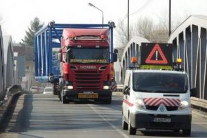 Atenţie, şoferi: Transport cu gabarit depăşit în Bihor!