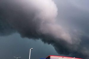 Avertizare de COD PORTOCALIU de furtuni, vijelii şi grindină în zeci de localităţi din Bihor