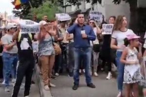 Solicitare pentru Iohannis. Protest pentru anularea adopţiei Sorinei