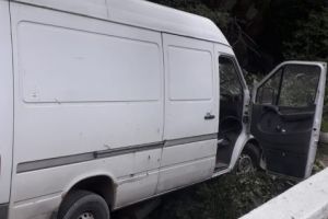 Accident rutier la iesire din Valu lui Traian. Un microbuz a iesit din decor