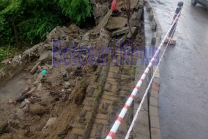 FOTO! Trotuar surpat din cauza ploilor pe o stradă din municipiul Botoşani