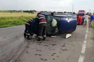 FOTO: ACCIDENT rutier la intrarea în Vinţu de Jos, dinspre Alba: O persoană a fost rănită după ce un autoturism a intrat în coliziune cu un capăt de pod