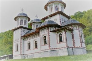 Mănăstiri clujene. Băişoara, ridicată la iniţiativa unei femei pioase