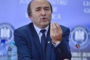 Problemele se ţin scai de Tudorel Toader. El este acuzat că a pus poliţia pe studenţi