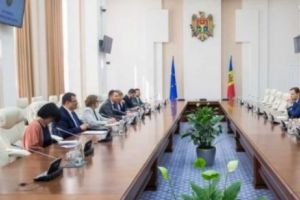 Ajutor nesperat pentru Republica Moldova. Estul şi Vestul promit Chişinăului deblocarea finanţării europene