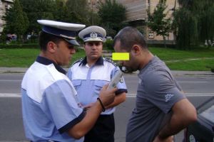 Trei şoferi care transportau călători, prinşi băuţi la volan