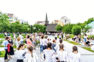 ”Port cu mândrIE”! Expoziţie, paradă, dar şi album al bucurIEI la Muzeul Bistriţa