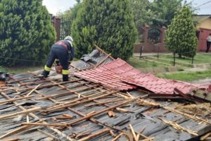 Scoala Gimnaziala nr. 1 din Castelu a ramas fara acoperis. Firma care a executat lucrarea este radiata (galerie foto)