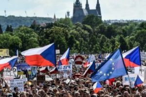 Scenariul din Bucureşti se repetă la Praga: Babis, pe urmele lui Dragnea