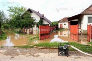 Covasna: 14 gospodării inundate, DJ 121 acoperit parţial cu apă în urma unei ploi abundente